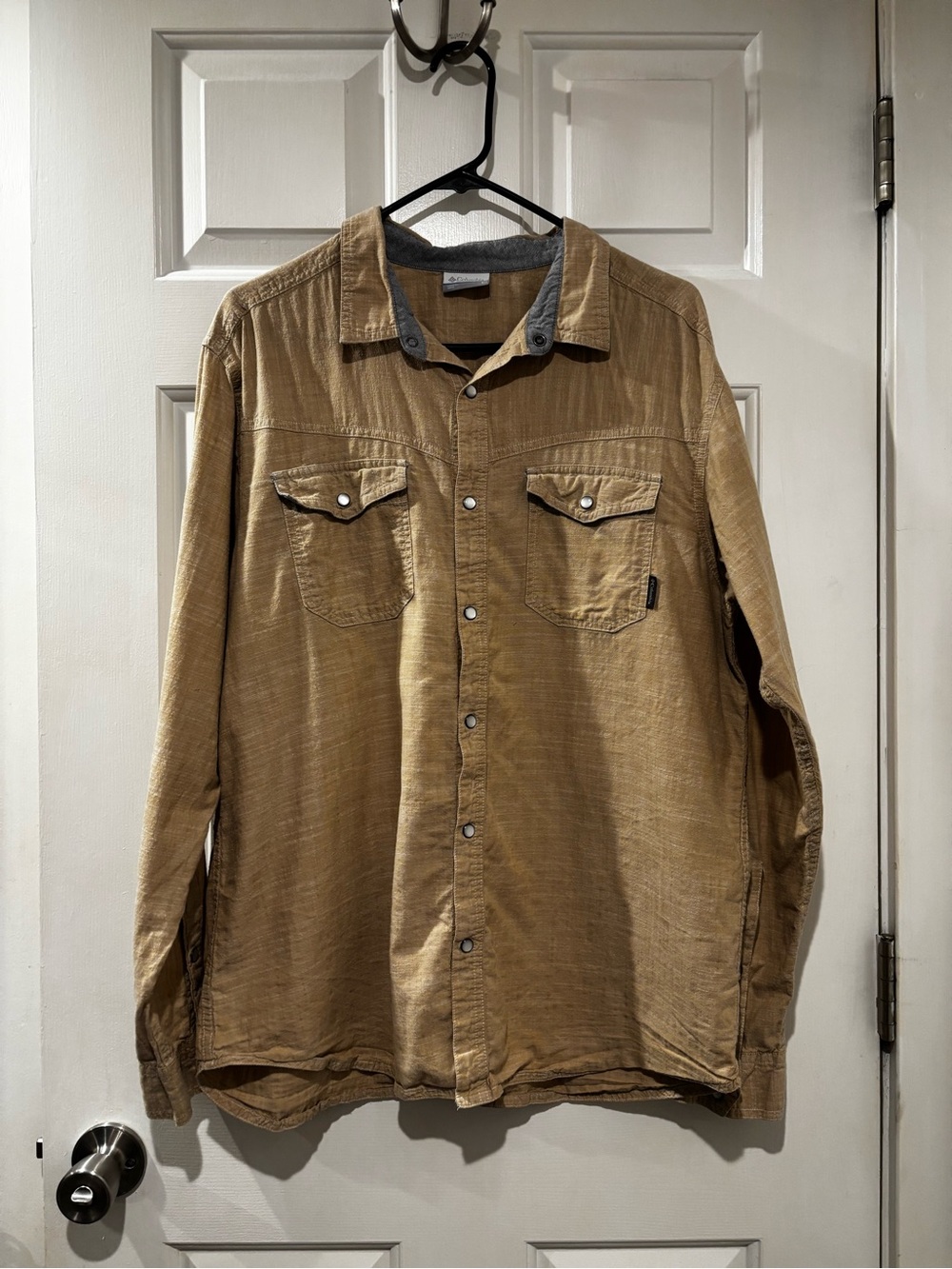 Columbia Men's Casual Long-Sleeve Snap Button-Down Shirt in Tan